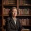 影评人李雅琴，韩国文化研究专家，书架背景温暖色调