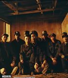 韩国三级电影《人间中毒》剧照，1960年代军营场景，冷峻历史质感，焦橙色调