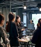 韩国女性导演工作现场，电影摄制组环境，体现韩国三级电影女性创作力量崛起